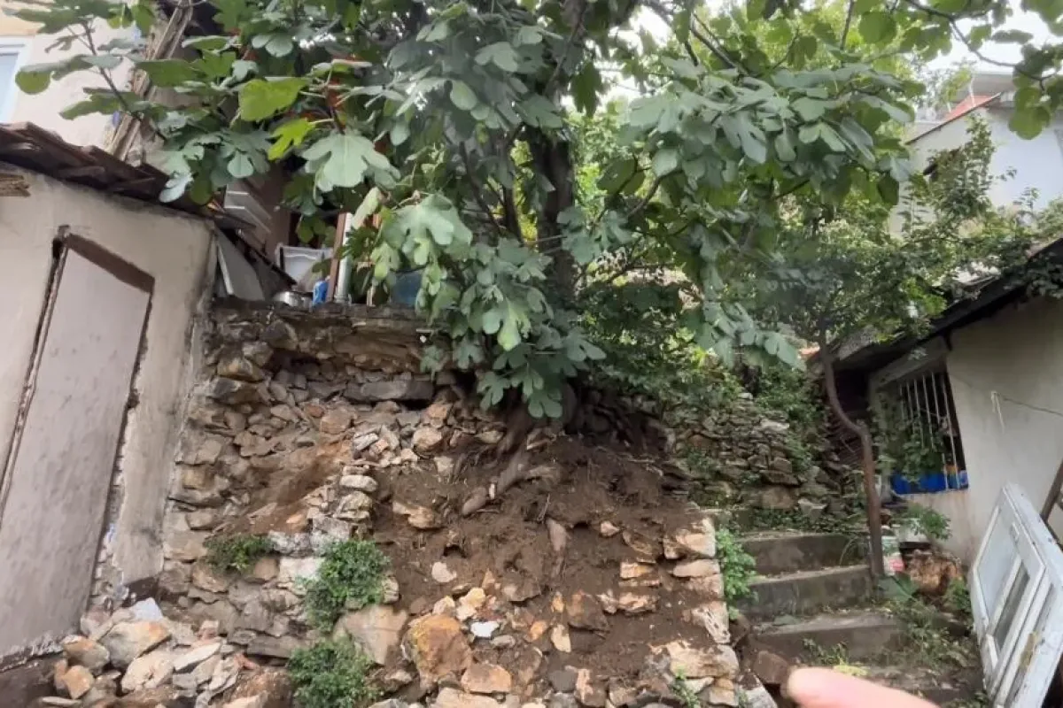Yağmurdan dolayı toprak kaydı, taşlar devrildi