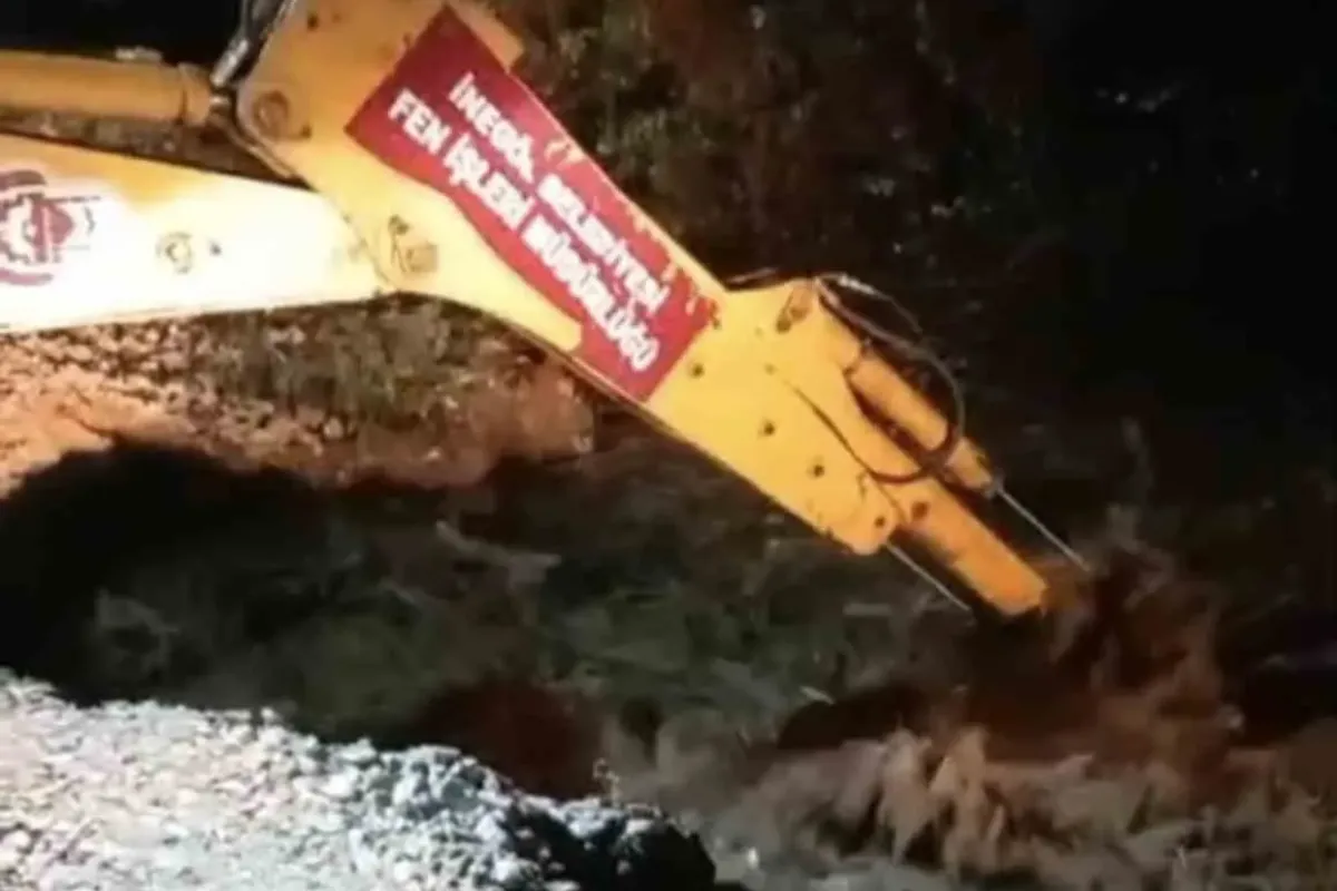 Bursa’da yağış köprüyü çökertti, sürücüler mahsur kaldı: İmdada belediye ekipleri yetişti
