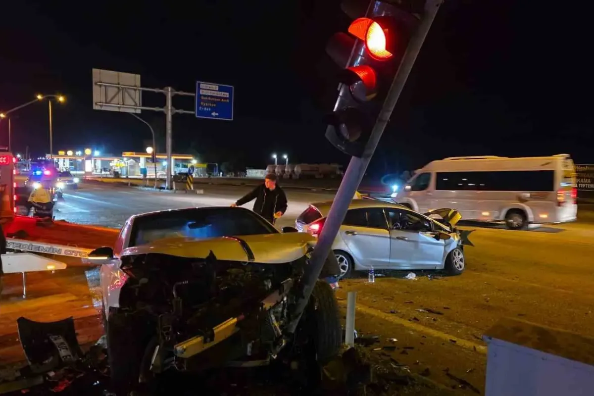 Bandırma Hastane Kavşağı’nda trafik kazası: 3 yaralı