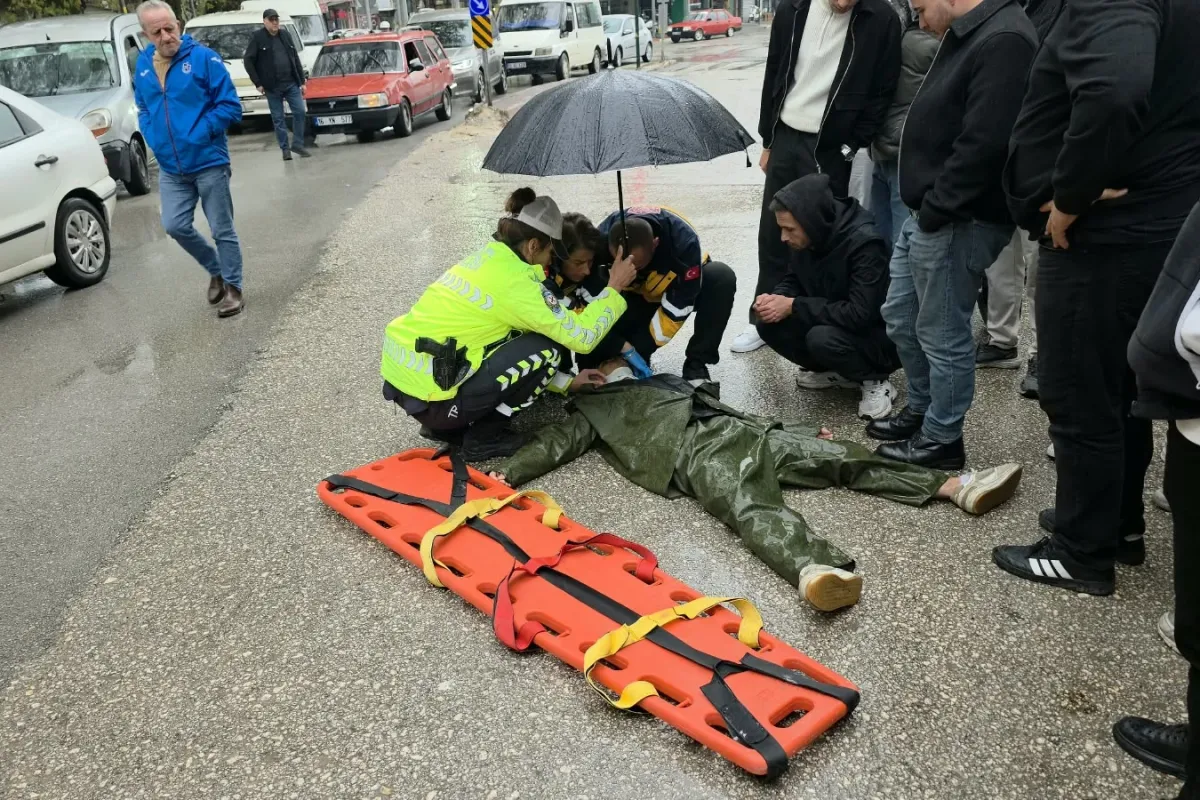 İnegöl'de yaralıyı yağmurdan koruyan kadın polise ödül!