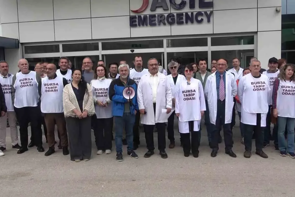 Bursa’da NEV Hastanesi önünde 6 aydır maaşlarını alamayan hekimlerden eylem