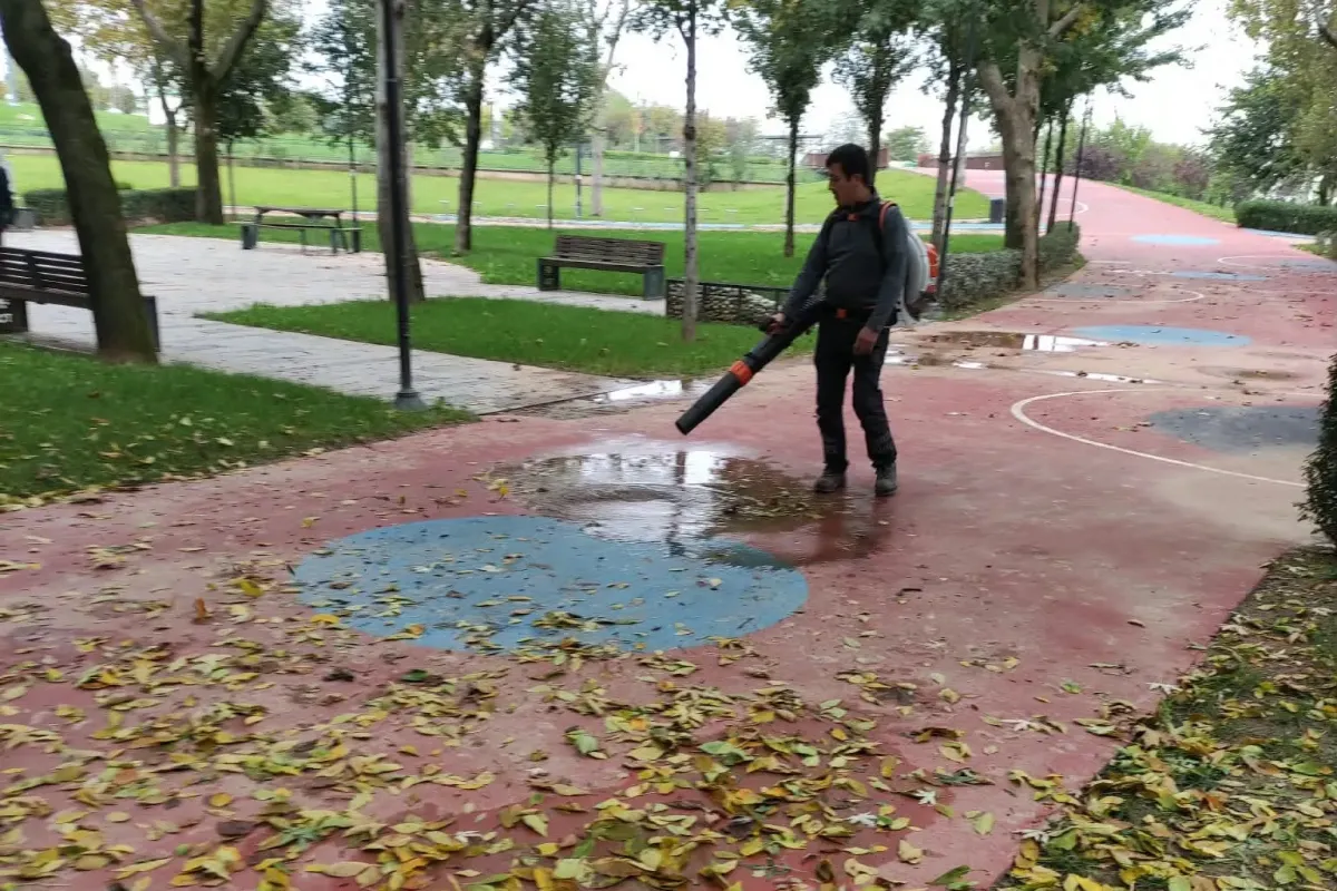 Büyükşehir’den park ve bahçelere düzenli bakım