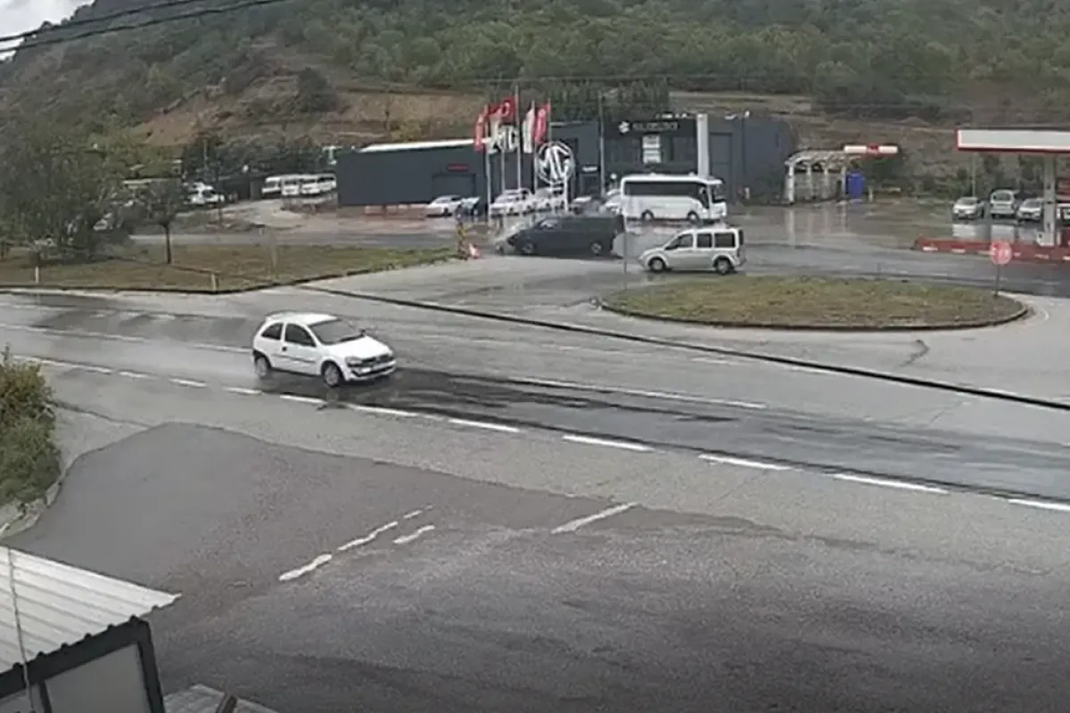 Yalova’da otomobilin ikiye bölündüğü kaza kamerada