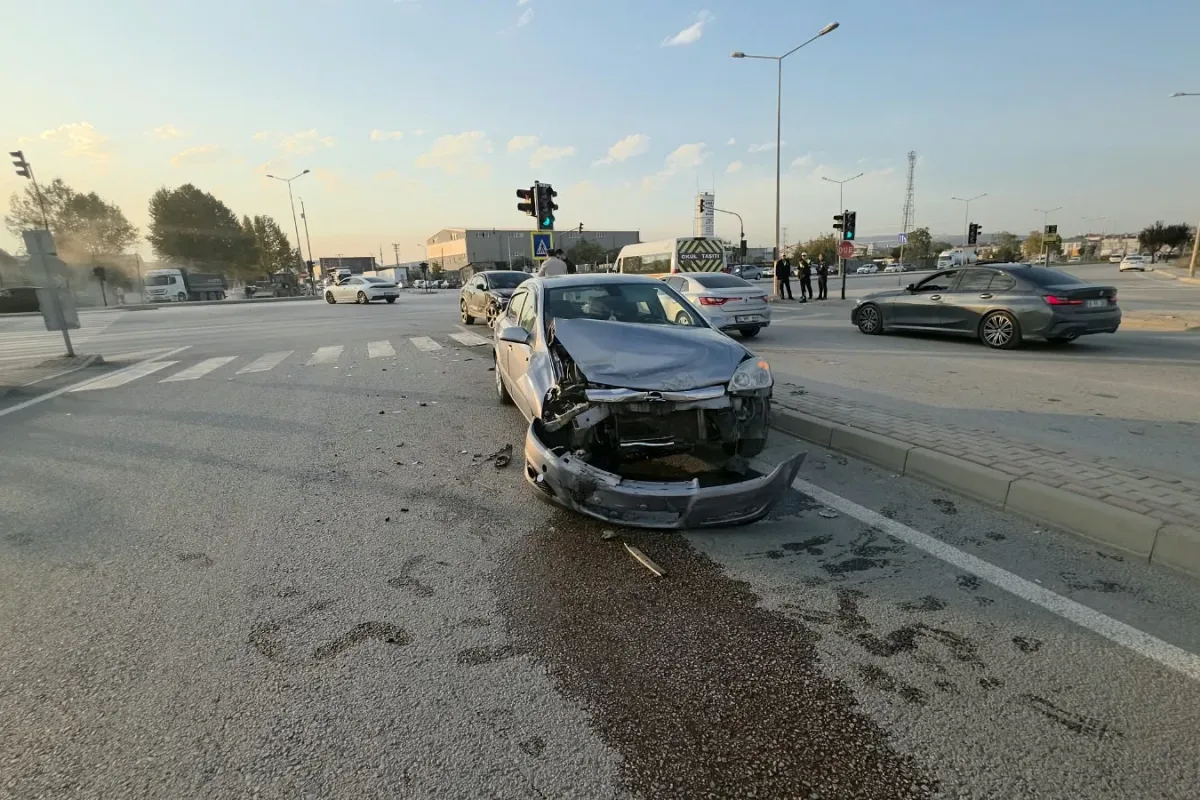 İnegöl'de Metal Sanayi Kavşağı'nda Kaza! 1 Kişi Yaralandı