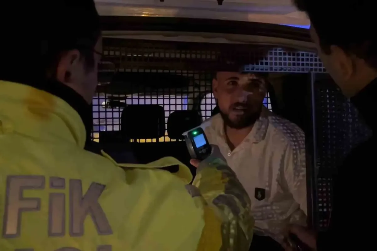 Bursa’da alkollü sürücü, polis uygulamasından kaçarken trafik lambasına çarptı