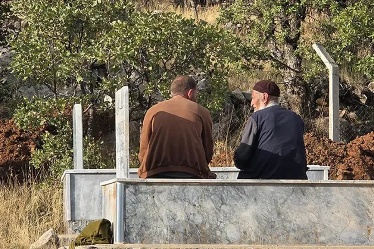 Ölmeden mezarlarını kazdılar