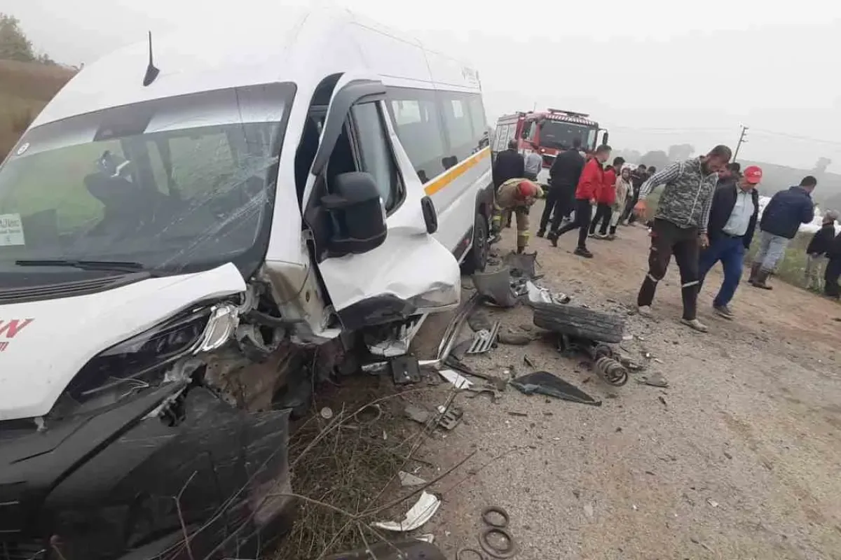 Susurluk’ta işçi servisi ile otomobil kafa kafaya çarpıştı: 10 yaralı