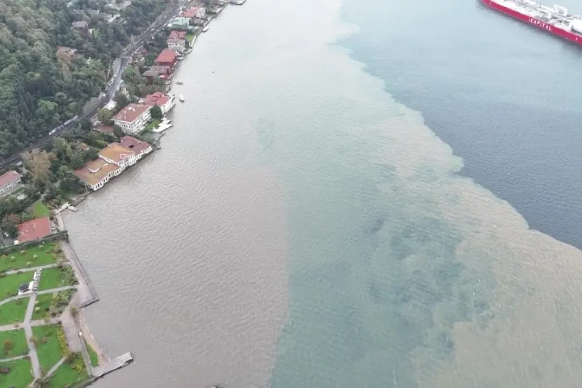 İstanbul Boğazı’nda çamurla oluşan iki renkli görüntü dikkat çekti