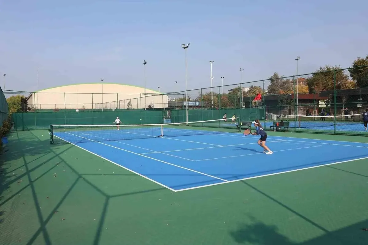Cumhuriyet coşkusu tenis kortlarına taşındı