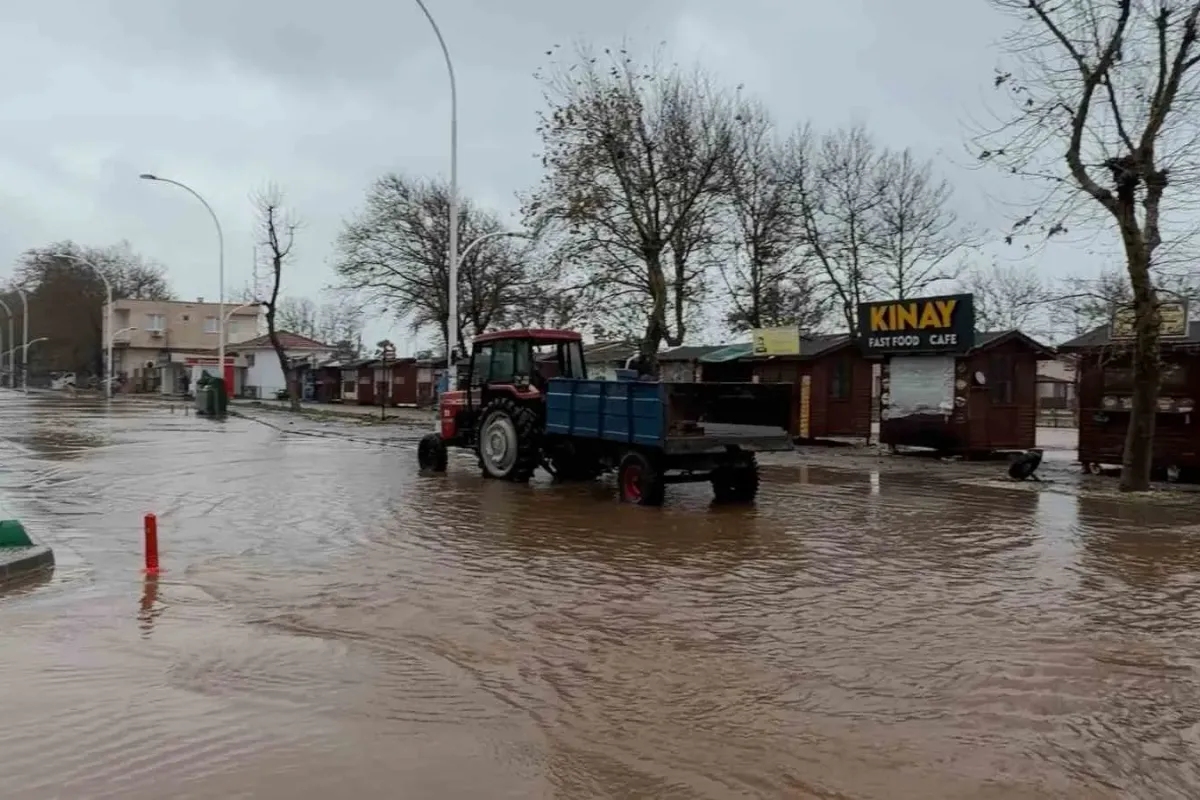 Karacabey’de yollar göle döndü, denize çıkamayanlar evlerinin önünden balık tuttu