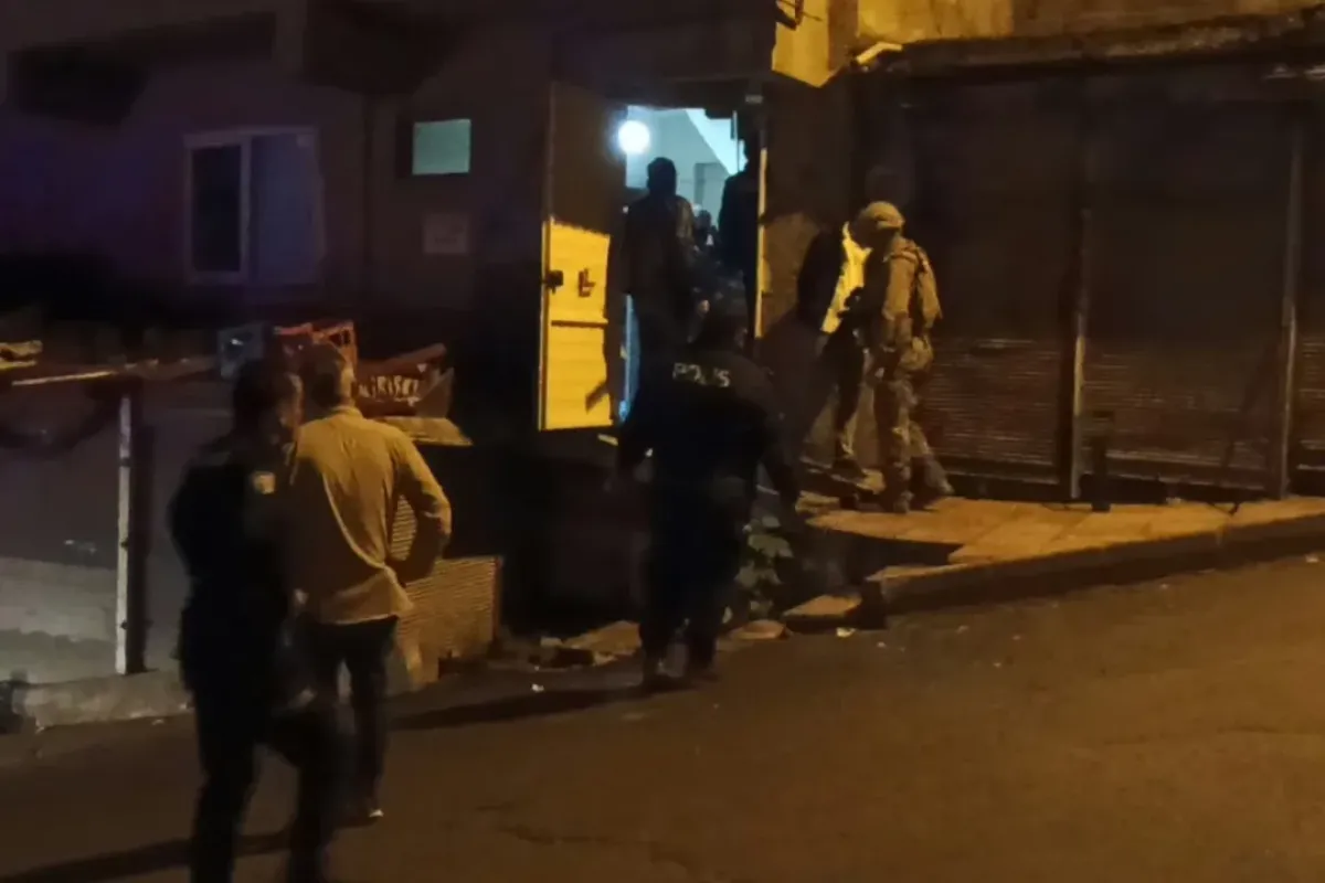 Annesini bıçakla rehin aldı özel harekat devreye girdi!