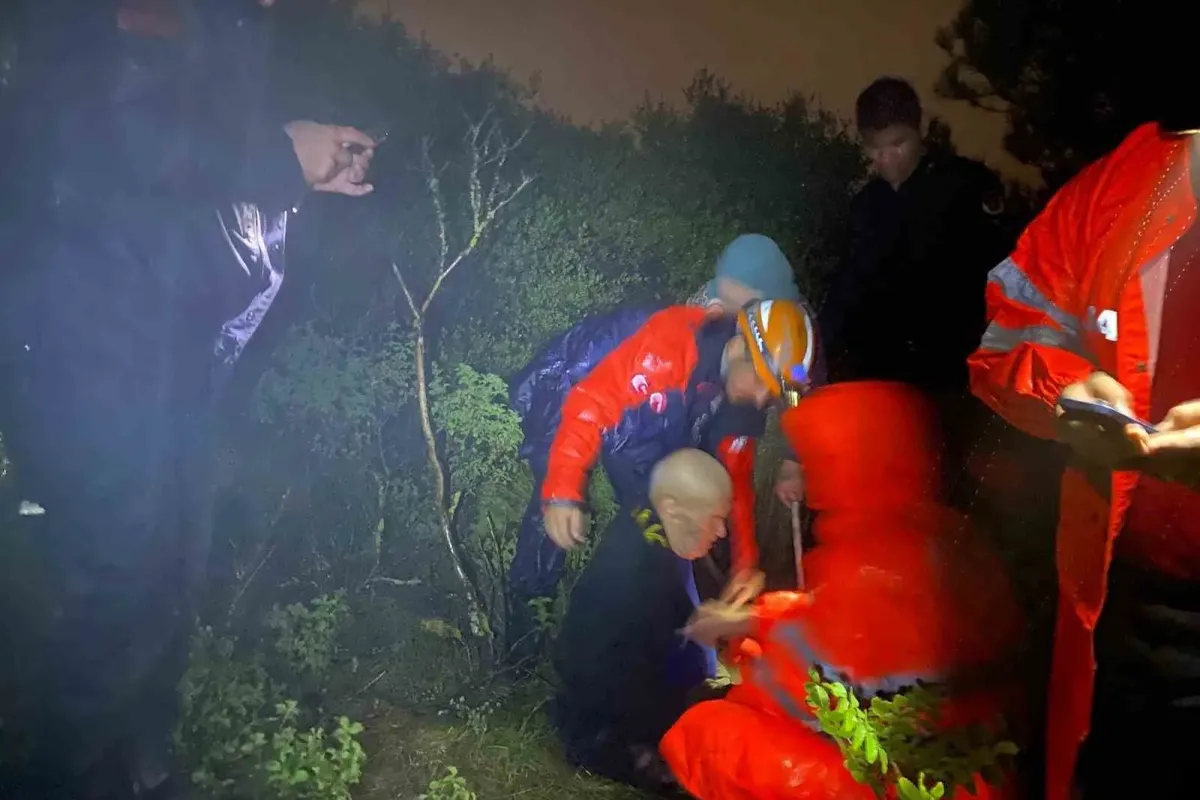 Bursa’da mahsur kalan yaşlı çift için seferber oldular: Jandarma sırtında taşıdı