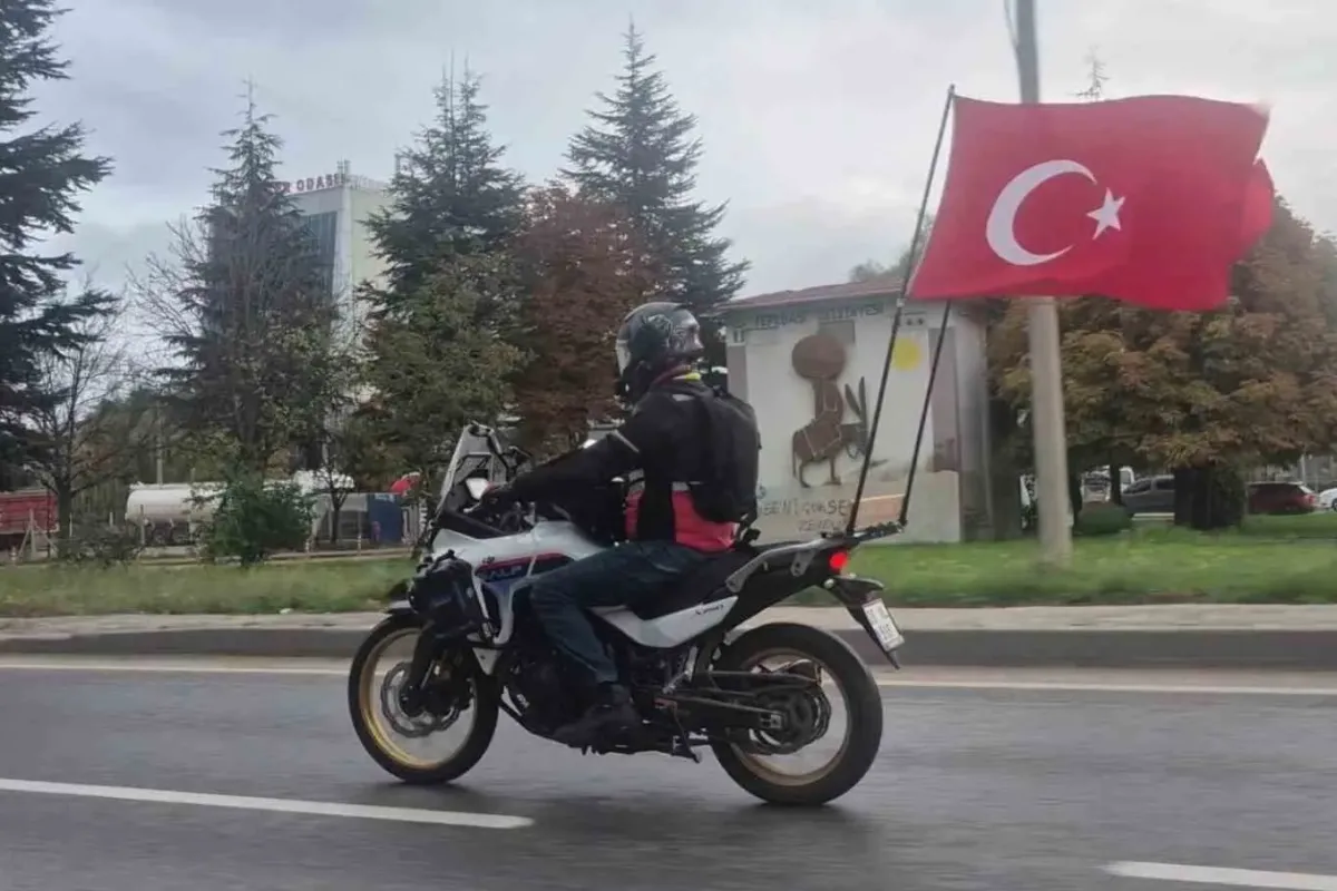 Motosikletinin arkasına astığı Türk bayraklarıyla çevre yolunda ilerledi