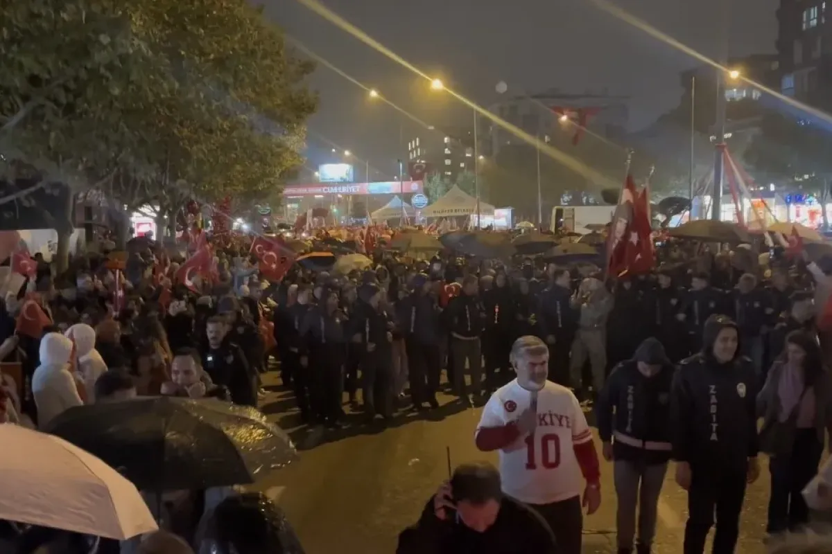 Bursa’da yağmura rağmen Can Bonomo ile Cumhuriyet coşkusu