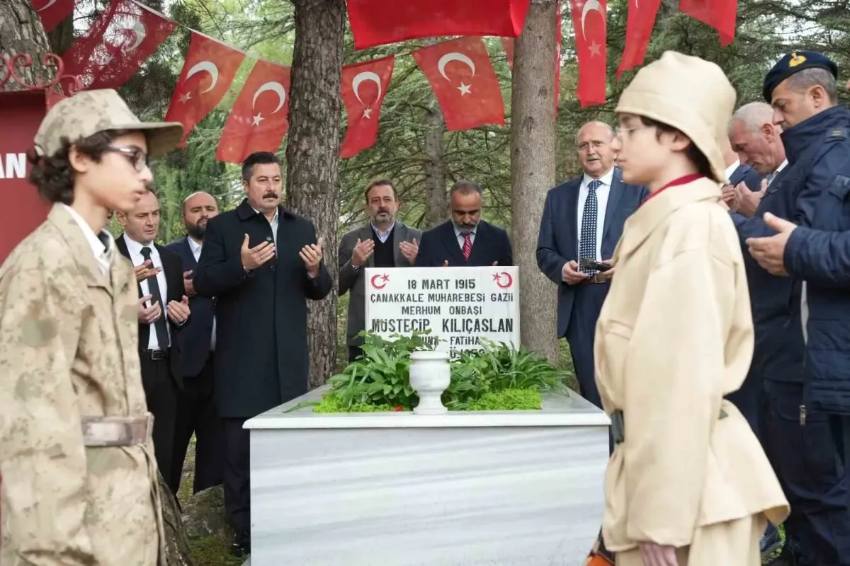 Çanakkale Boğazı’nı geçmek isteyen Fransız Denizaltısını batırmıştı, mezarı başında anıldı
