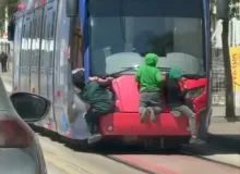 Tramvayın arkasına tutunan çocuklar yürekleri ağza getirdi