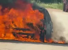 Otomobil alevlere teslim oldu! Sürücü son anda kurtuldu