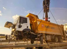 Hafriyat kamyonu refüje girdi, trafik felç oldu