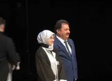 Bursa İl Emniyet Müdürü Gökce kızına diplomasını elleriyle verdi