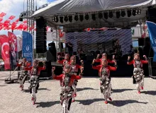Yenişehir Halk Dansları Topluluğu, Kocayayla Şenlikleri’nde ayakta alkışlandı