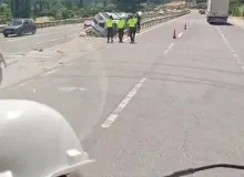 Orta refüje saplanan iki araç bariyerlerin arasında sıkıştı