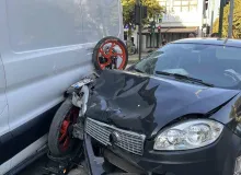 Otomobille çarpışan motosiklet iki araç arasında sıkıştı: 1 yaralı