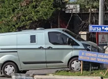 Mudanya’da zırhlı banka aracı elektrik direğine çarptı