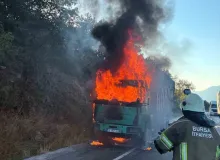 Talaş yüklü tır alevlere teslim oldu