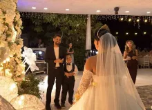 10 yıllık evlilikte sürpriz: Yeniden gelinlik giyip nikah tazeledi