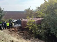 Bursa’da tır tarlaya uçtu: 1 yaralı