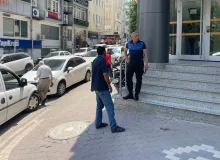 Kurumlardan "Çocuğum hasta" diyerek para toplayan şahsın eşinin üzerine kayıtlı 2 araç çıktı