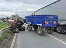 Sürücüsünün kontrolünden çıkan traktör orta refüje devrildi