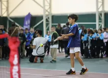 Bursa’da Yüzlerce Öğrenci Ücretsiz Tenis Eğitimi Alıyor