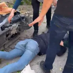 Üzerine ağaç devrilen sürücü ölümle pençeleşiyor