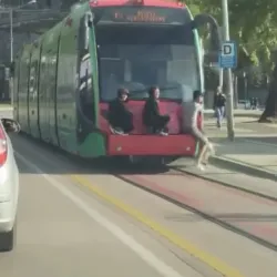 Gençler tramvayın arkasında ölümle burun buruna!