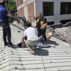 Korkunç kazada çatıya düştüler!