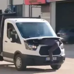 İnegöl'de kamyonetin motorunda yolculuk yaptı, 40 bin TL'yi kurtardı