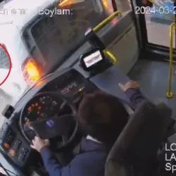 İki aracın arasında sıkışan öğrencinin hayatı altüst oldu