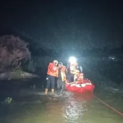 Baraj kapakları açıldı, 4 kişi mahsur kaldı