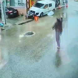 Kadın sürücü dehşet saçtı! Kamyonetle yayaların arasına daldı