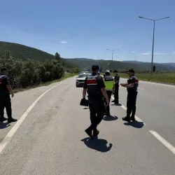 Jandarma bu kez ceza yerine bakın ne dağıttı!