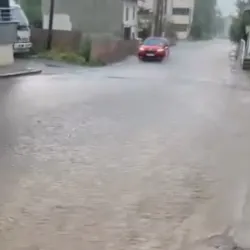 Yeniceköy'de dolu ve sağanak yolları göle çevirdi