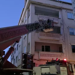 İnegöl'de 3. kattan atlamak isteyen genç kadın son anda kurtarıldı
