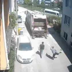 Temizlik İşçileri Topu Görünce Dayanamadı