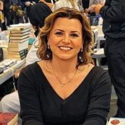 Yazar Ayten Öztürk'ü yeğeni bıçaklayarak öldürdü!