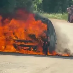 Otomobil alevlere teslim oldu! Sürücü son anda kurtuldu