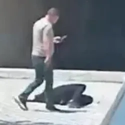 Emekli polis oğlunu öldürüp cesedin başında bekledi!