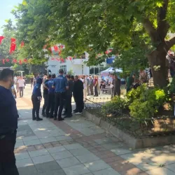 Bıçaklı kavgaya sivil polis havaya ateş ederek müdahale etti