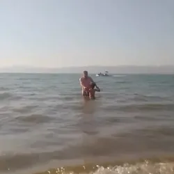 Oğlunu kurtardı, kendisi dalgalara yenildi