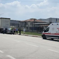İnegöl'deki feci kazada araç tırın altında girdi!